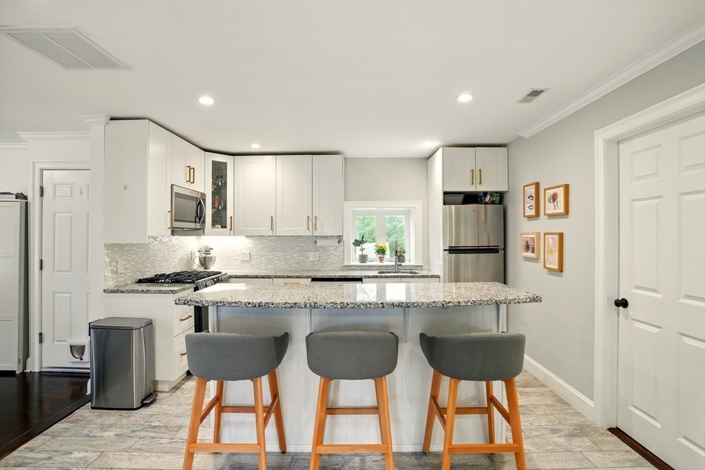 17 R Highland Street, Unit 2 Woburn, MA 01801 - Photo 3 of 37 Gallery Image 3