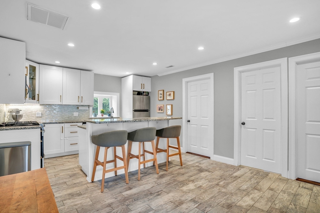 17 R Highland Street, Unit 2 Woburn, MA 01801 - Photo 4 of 37 Gallery Image 4