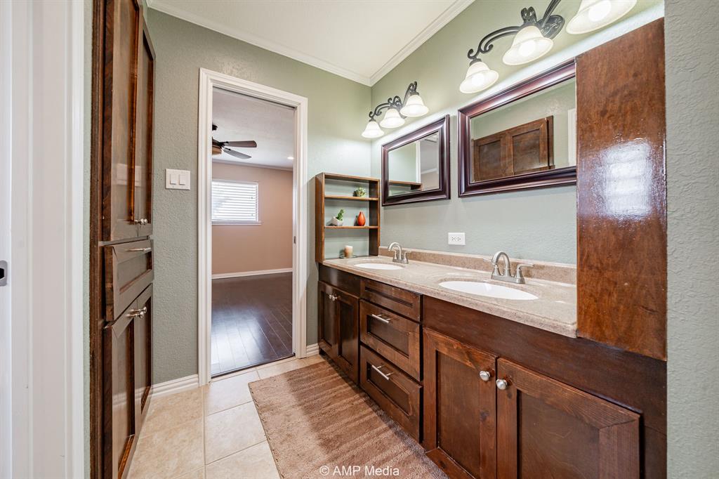 703 North Ave L Haskell, TX 79521 - Photo 19 of 40 jack n Jill Bath