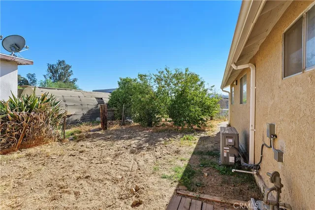 a view of a backyard