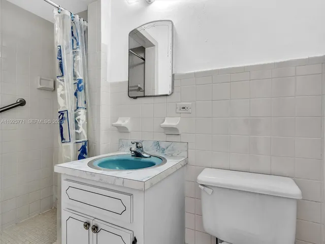 $5,000 | 2443 Meridian Avenue, Miami Beach, FL 33140