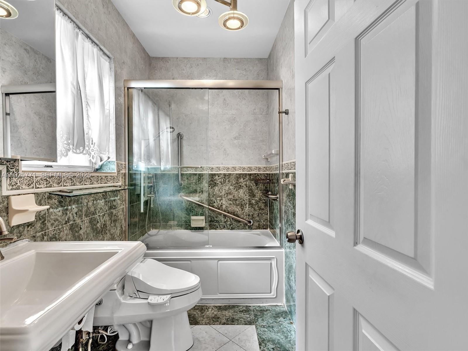 2443 Meridian Avenue Miami Beach, FL 33140 - Photo 26 of 46