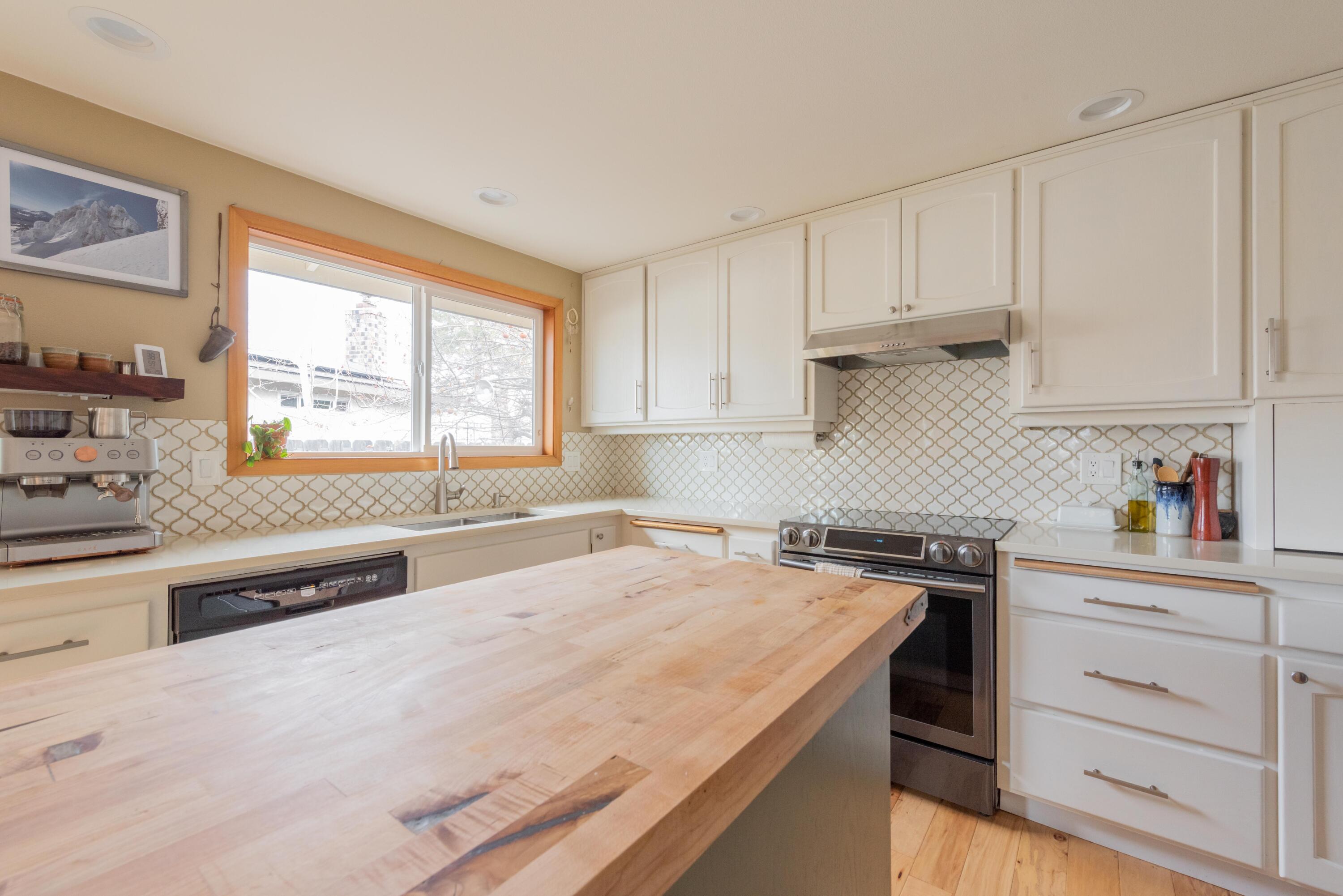 2900 Northeast Shepard Road Bend, OR 97701 - Photo 8 of 39 New countertops and appliances...