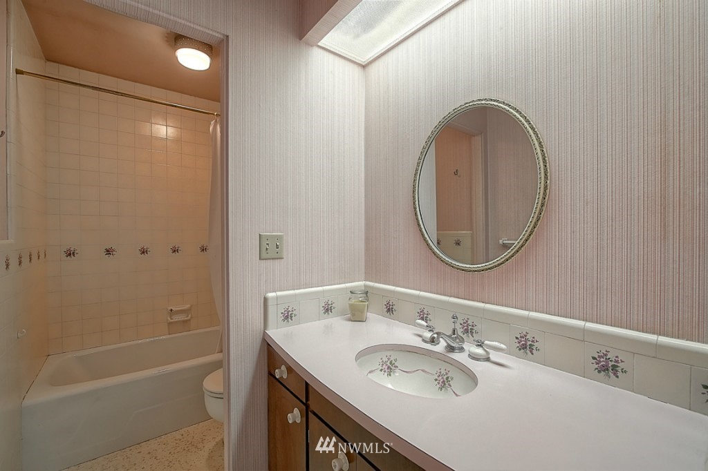 17522 Talbot Road Edmonds, WA 98026 - Photo 11 of 25