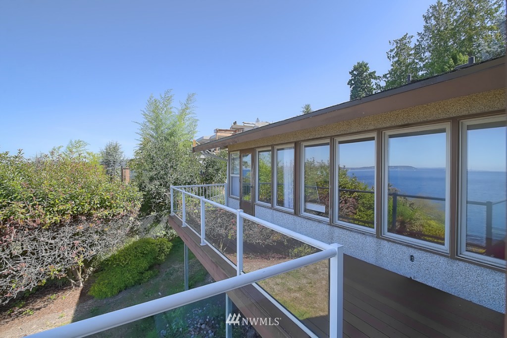 17522 Talbot Road Edmonds, WA 98026 - Photo 4 of 25