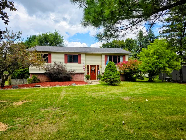 $215,000 | 808 Rolling Meadows Drive, Quincy, MI 49082