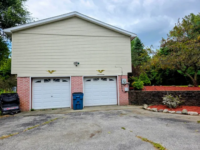 $215,000 | 808 Rolling Meadows Drive, Quincy, MI 49082