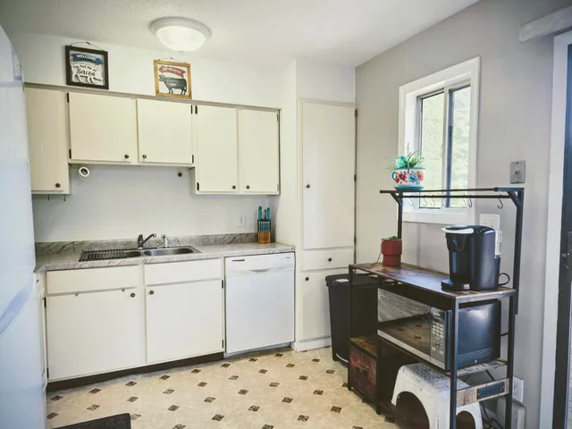 $215,000 | 808 Rolling Meadows Drive, Quincy, MI 49082