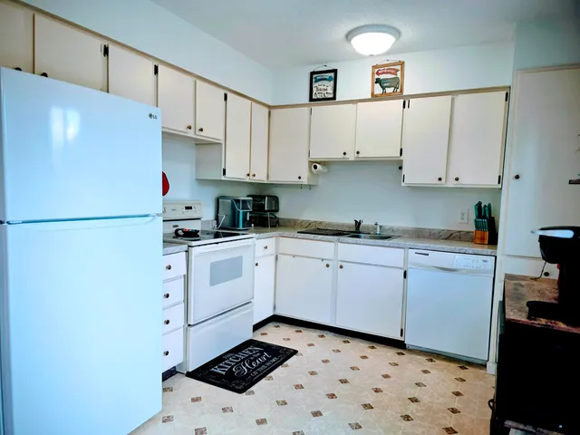 $215,000 | 808 Rolling Meadows Drive, Quincy, MI 49082