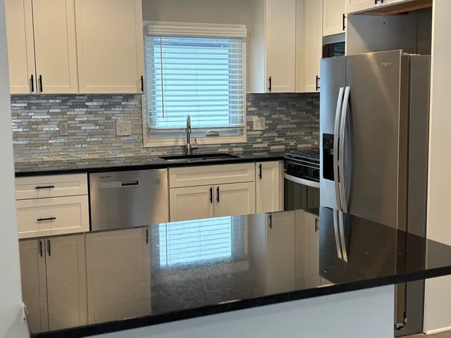 $2,950 | 5552 Lyman Avenue, Downers Grove, IL 60516