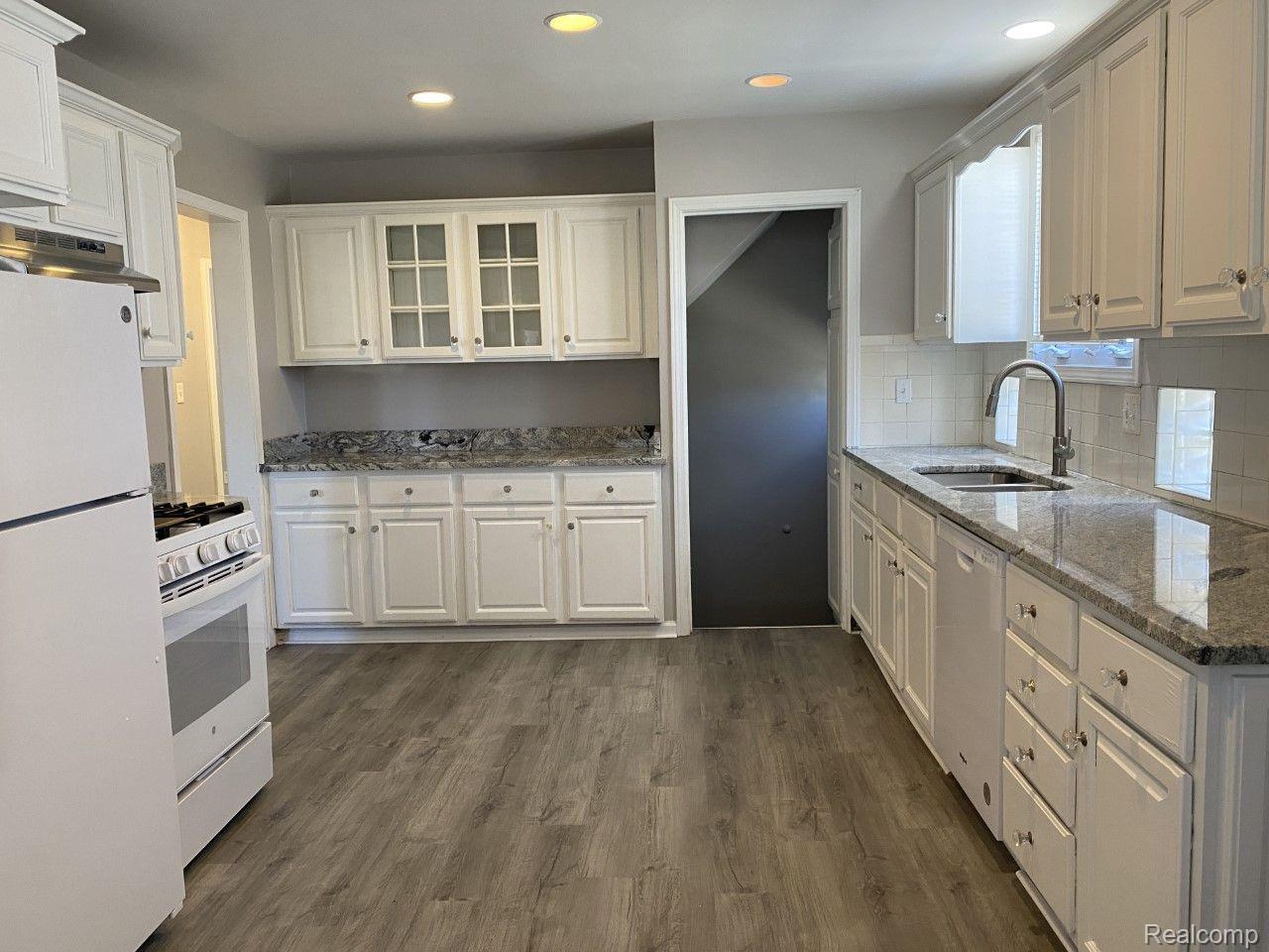 2247 Hawthorne Road Harper Woods, MI 48225 - Photo 5 of 20 Updated Kitchen