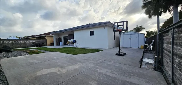 a view of a house with backyard and porch