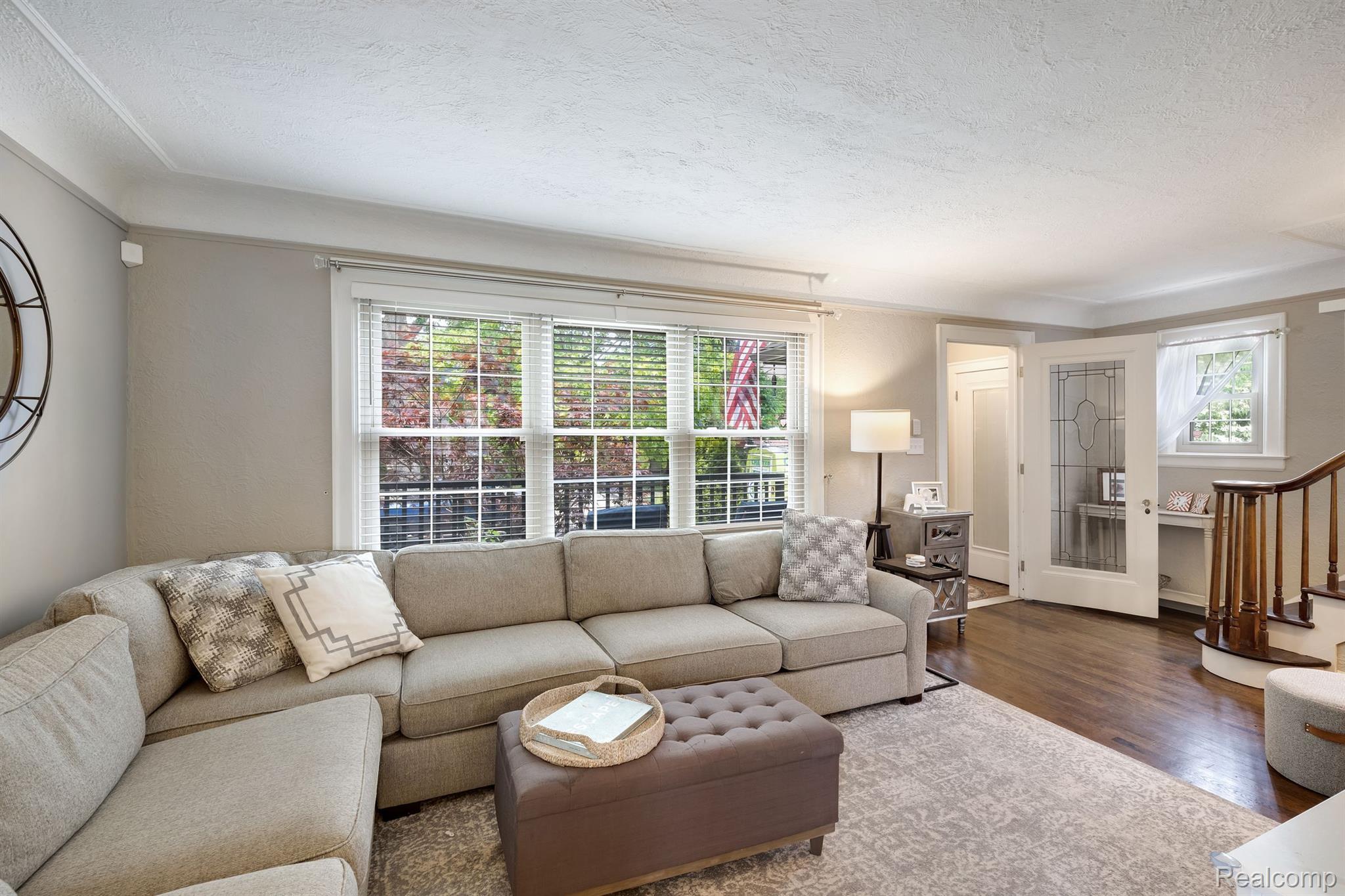 423 Cloverly Road Grosse Pointe, MI 48236 - Photo 8 of 22 Living Room