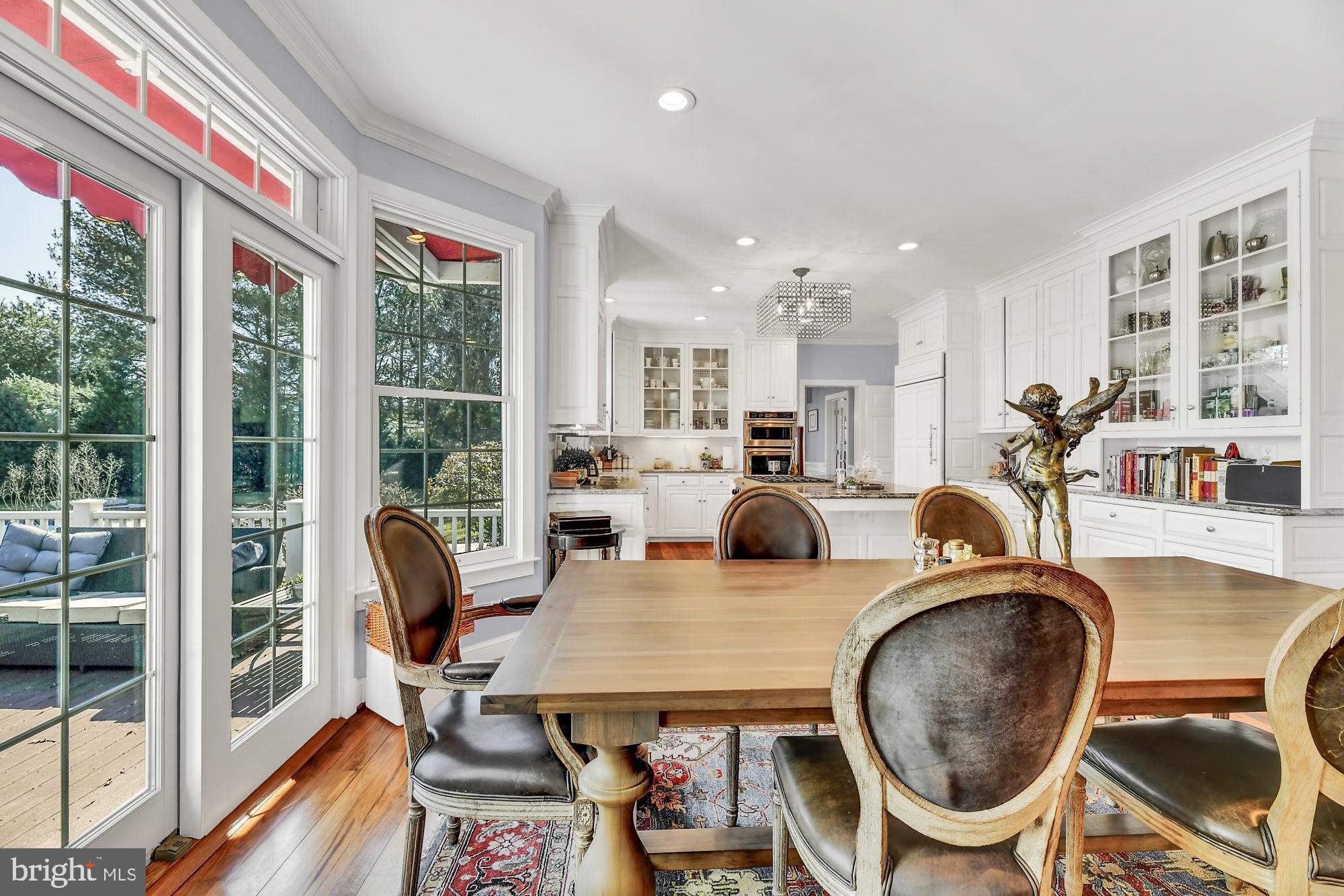 Bright Sunny Kitchen!!