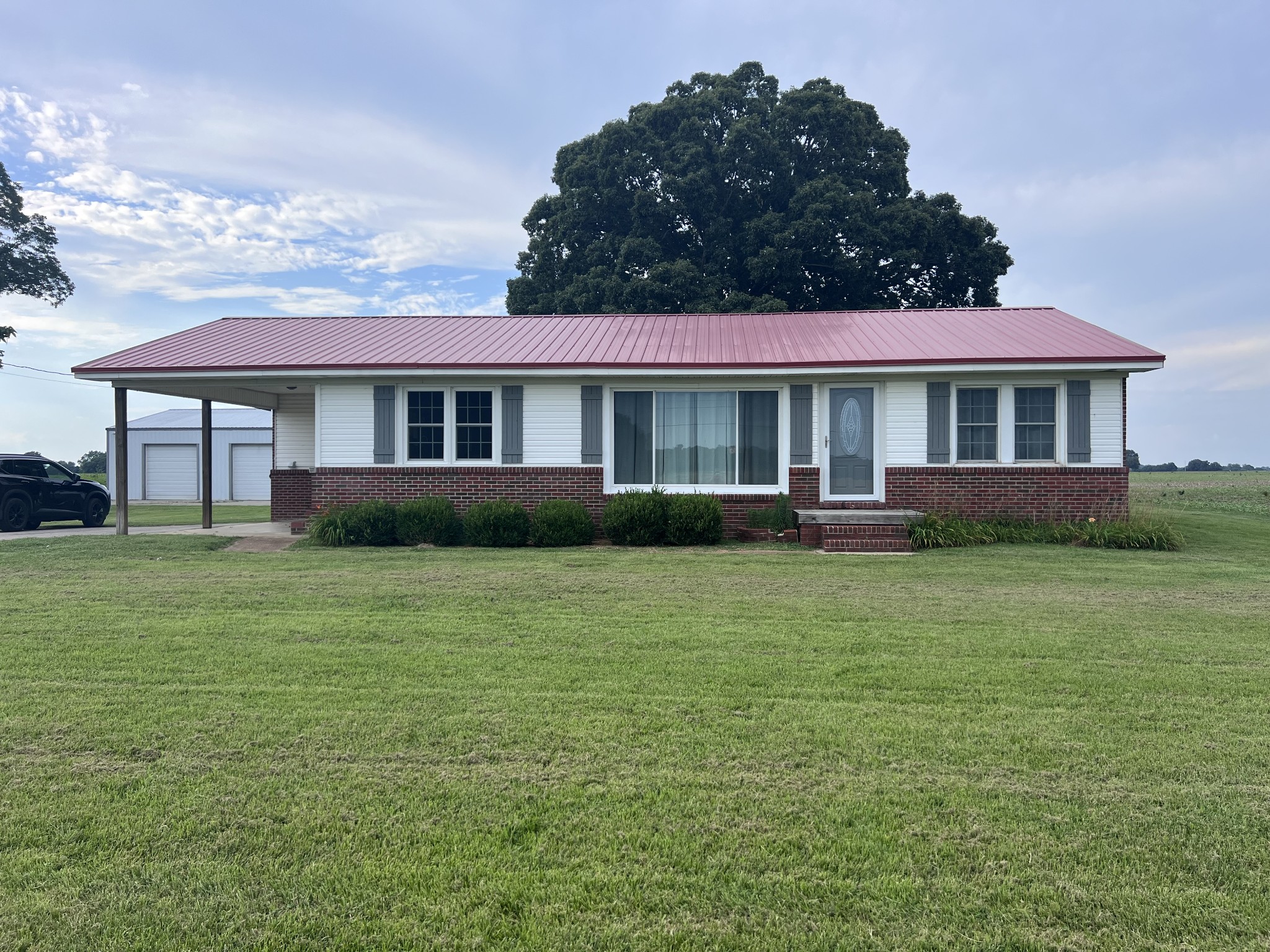 2206 Simmons Road Rives, TN 38253 - Photo 1 of 35 a front view of a house with a garden