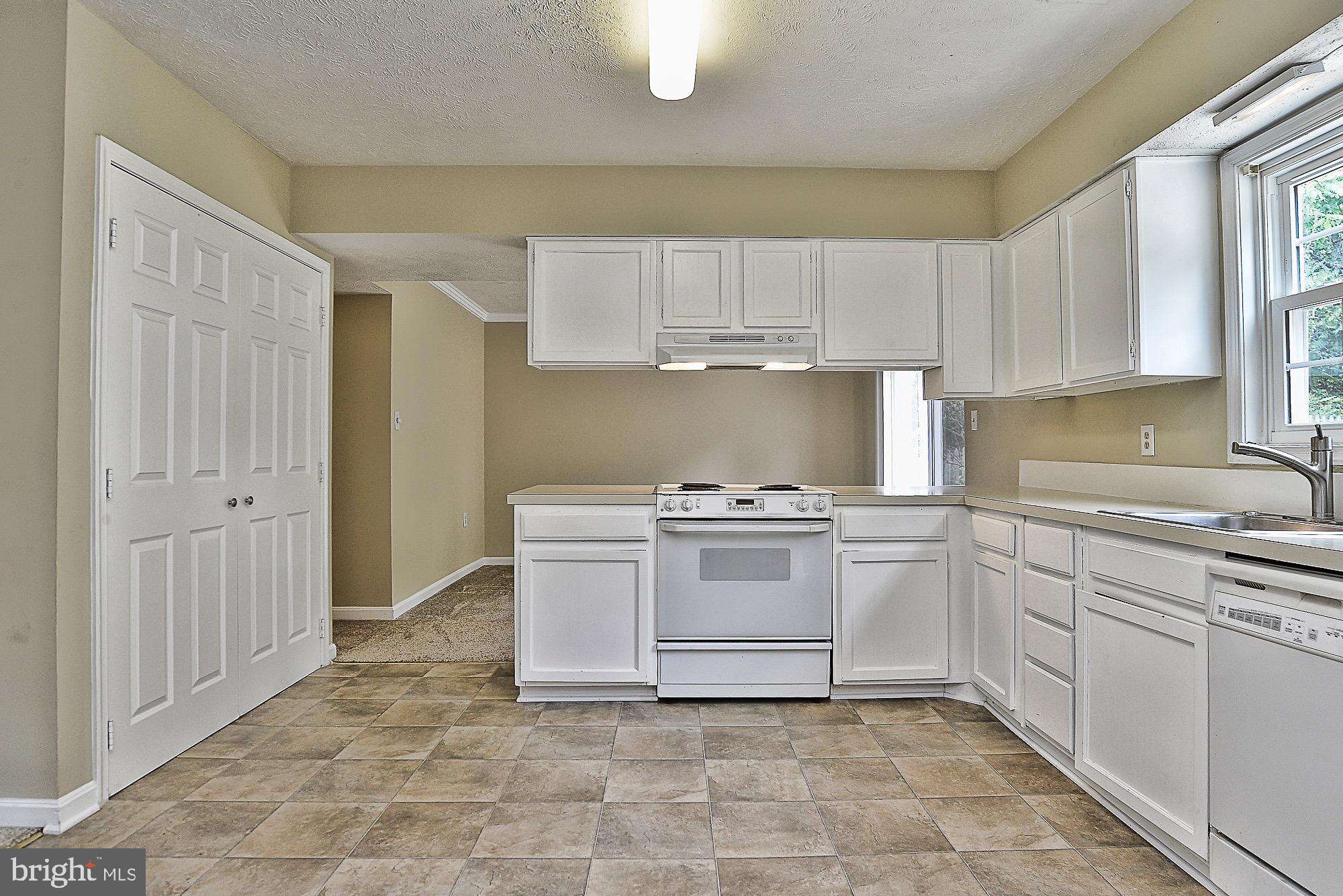 13213 Jasper Road Fairfax, VA 22033 - Photo 9 of 26 Convenient Pass Thru to Dining Room