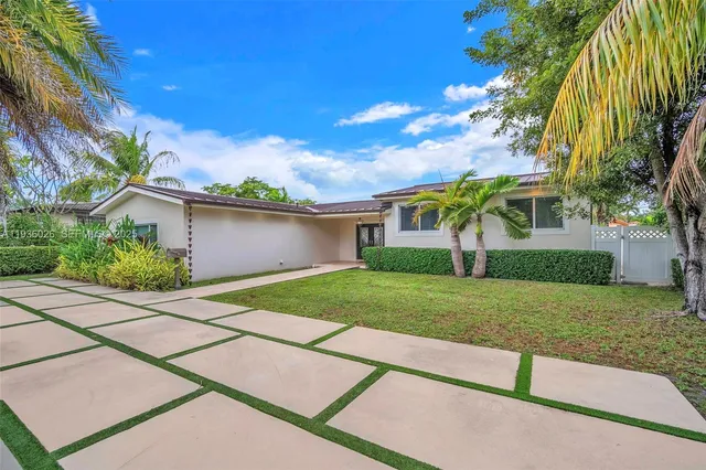 a view of a house with a yard
