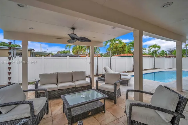 a view of a backyard