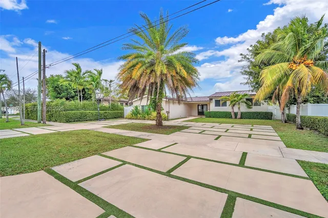 a view of a backyard with palm trees