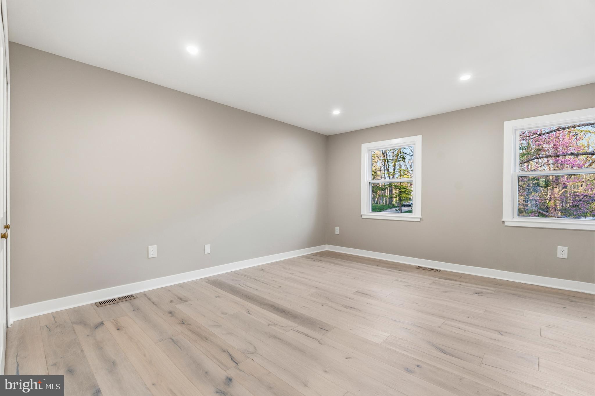 1840 Post Oak Trail Reston, VA 20191 - Photo 32 of 47 an empty room with windows