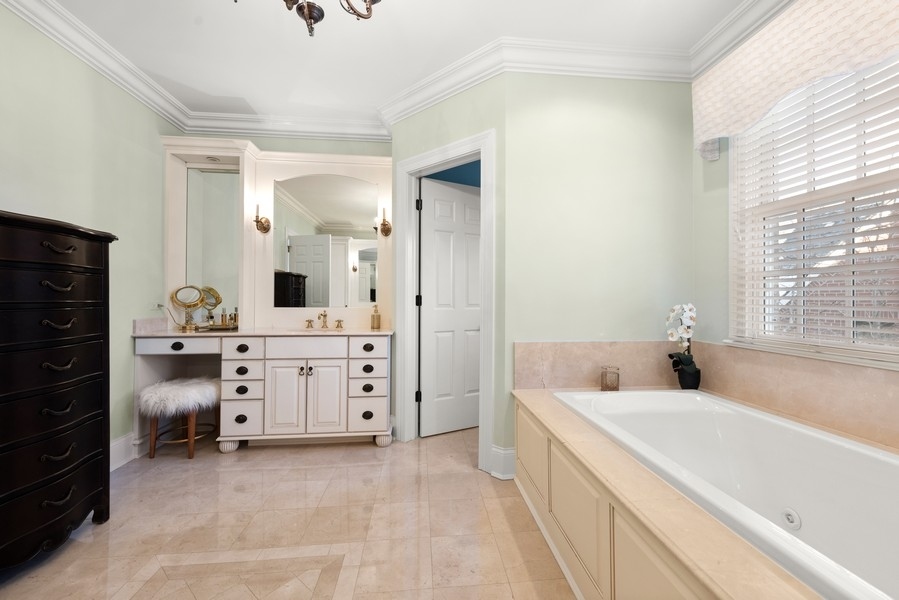 711 South County Line Road Hinsdale, IL 60521 - Photo 22 of 42 a bathroom with a tub sink and mirror