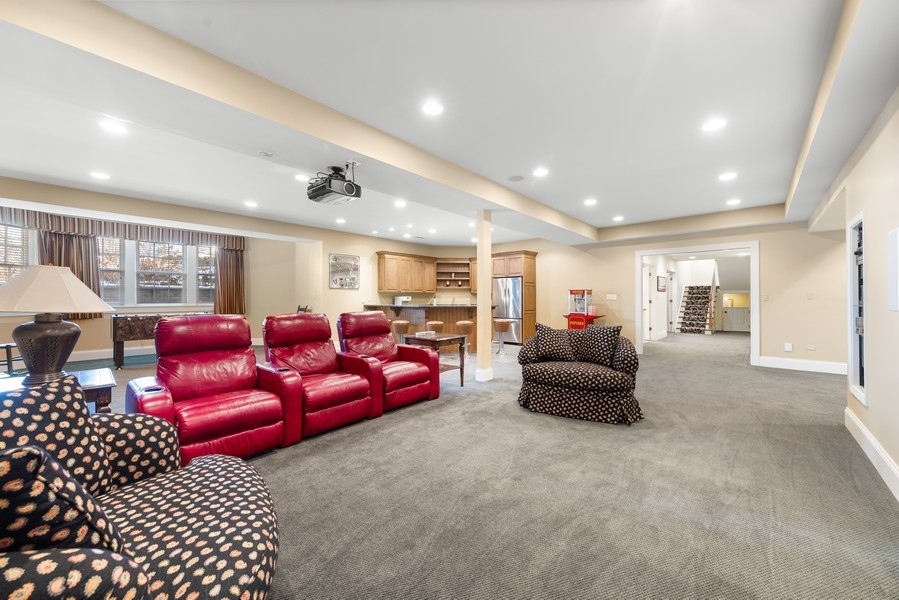 711 South County Line Road Hinsdale, IL 60521 - Photo 35 of 42 a living room with furniture