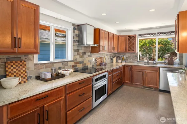 $1,050,000 | 11544 24th Avenue Northeast, Seattle, WA 98125