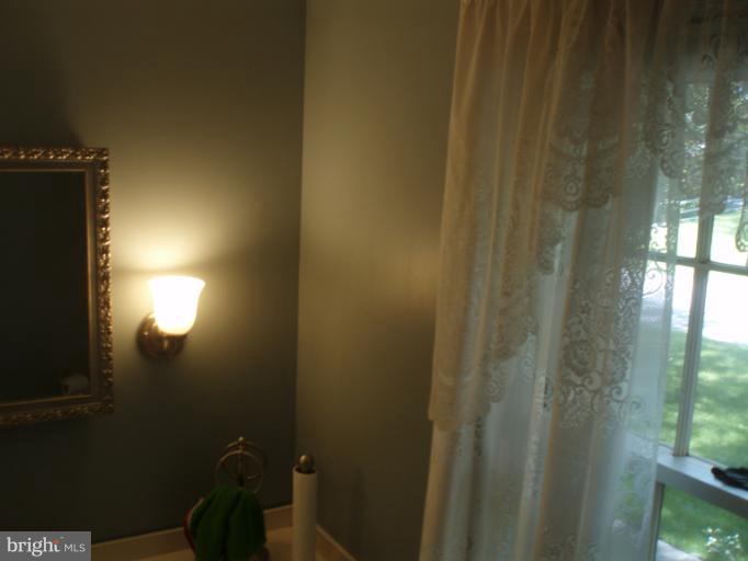 10705 Seneca Spring Way Gaithersburg, MD 20886 - Photo 5 of 28 Main Level Powder Room