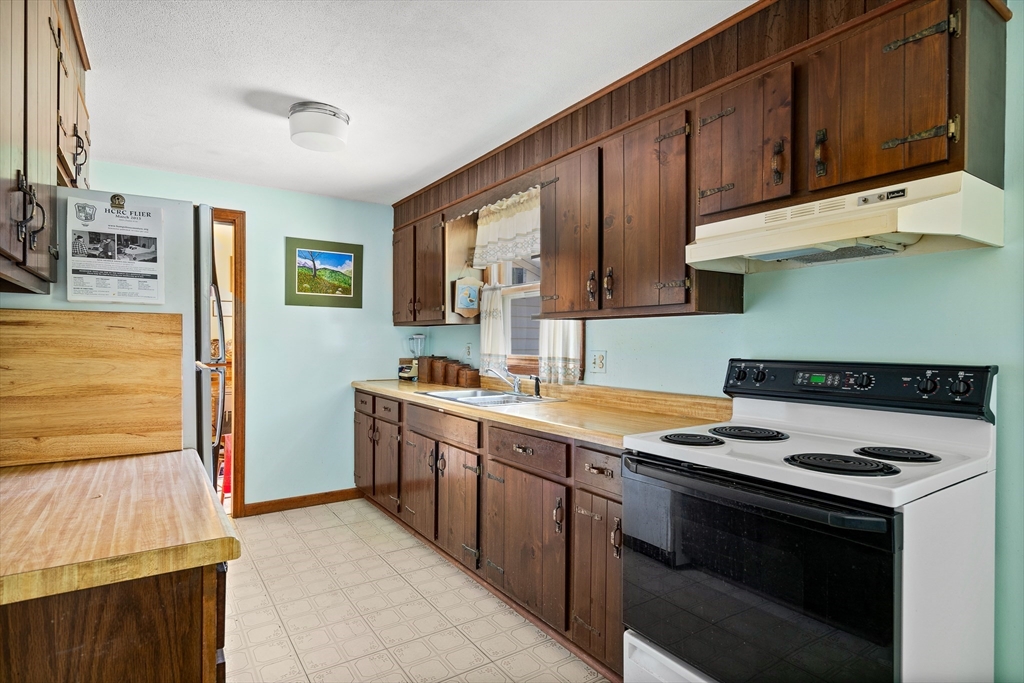 10 Concord Drive Easthampton, MA 01027 - Photo 9 of 26