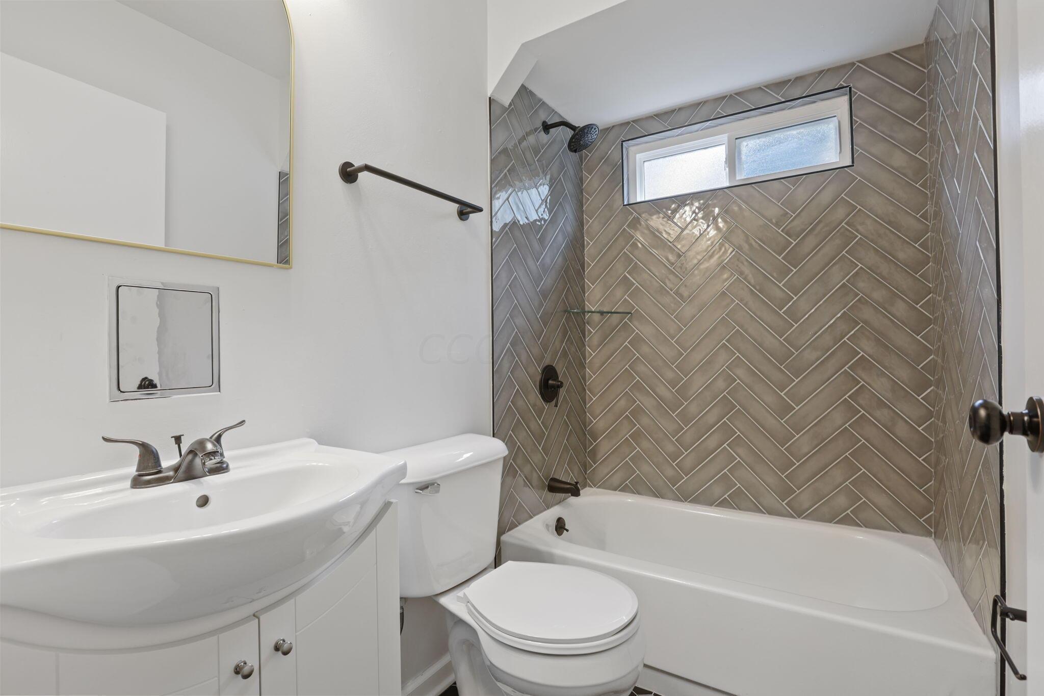1081 Northridge Road Columbus, OH 43224 - Photo 17 of 33 11-web-or-mls-0V3A6415