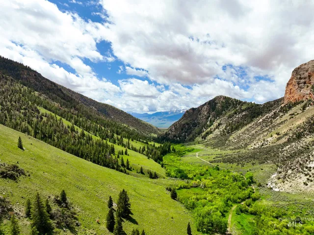 $750,000 | Badger Creek, Howe, ID 83244