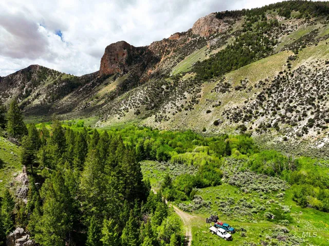 $750,000 | Badger Creek, Howe, ID 83244