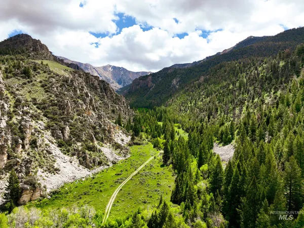 $750,000 | Badger Creek, Howe, ID 83244