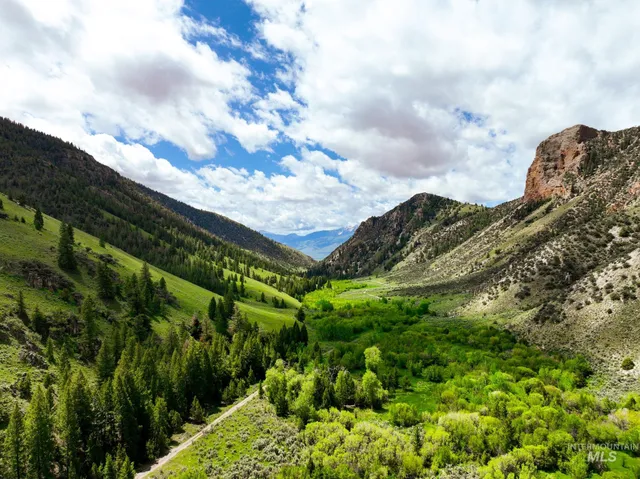 $750,000 | Badger Creek, Howe, ID 83244