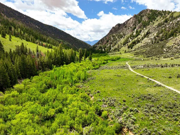 $750,000 | Badger Creek, Howe, ID 83244