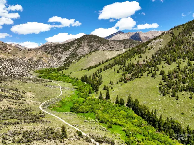 $750,000 | Badger Creek, Howe, ID 83244