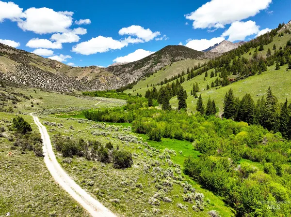 $750,000 | Badger Creek, Howe, ID 83244