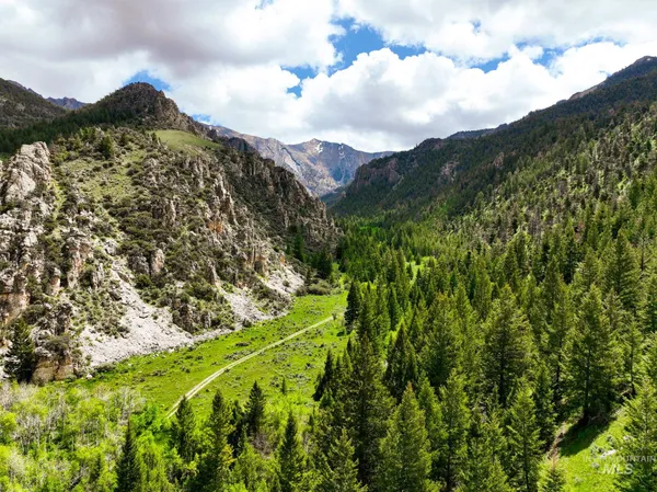 $750,000 | Badger Creek, Howe, ID 83244