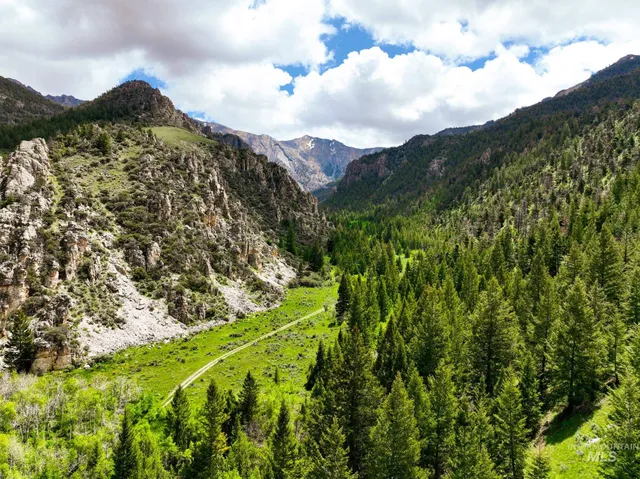 $750,000 | Badger Creek, Howe, ID 83244