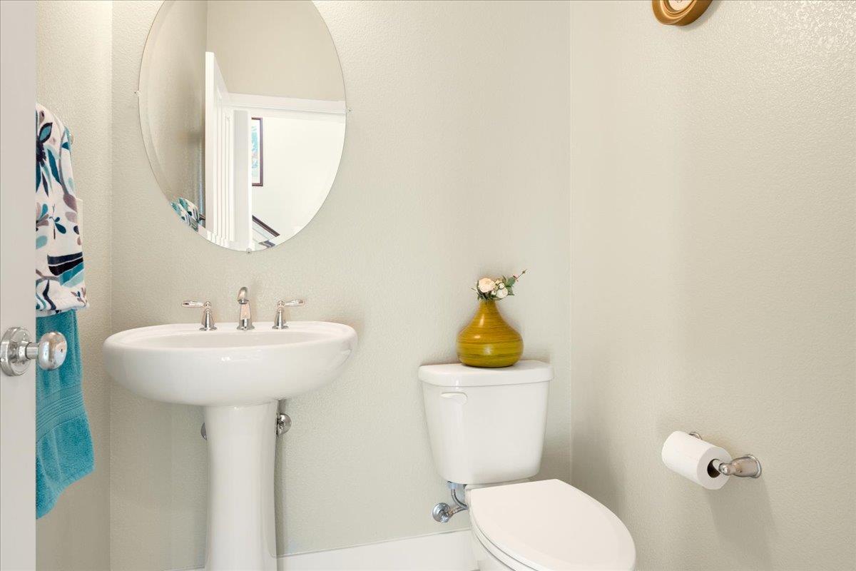 925 Lynx Place Gilroy, CA 95020 - Photo 32 of 49 a bathroom with a toilet sink and mirror