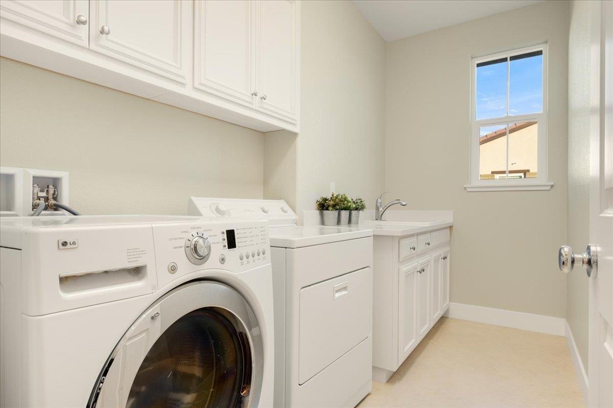 925 Lynx Place Gilroy, CA 95020 - Photo 33 of 49 a utility room with dryer and washer