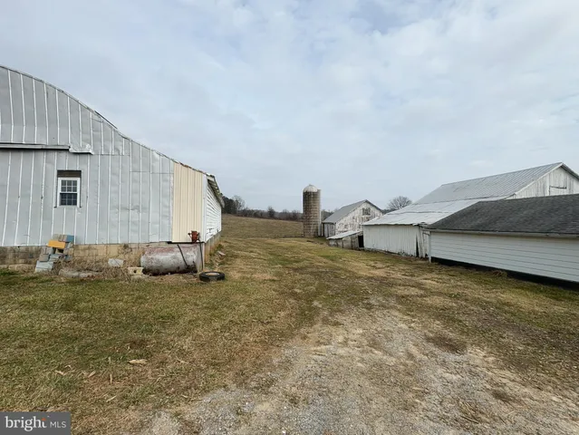 a view of a house with backyard