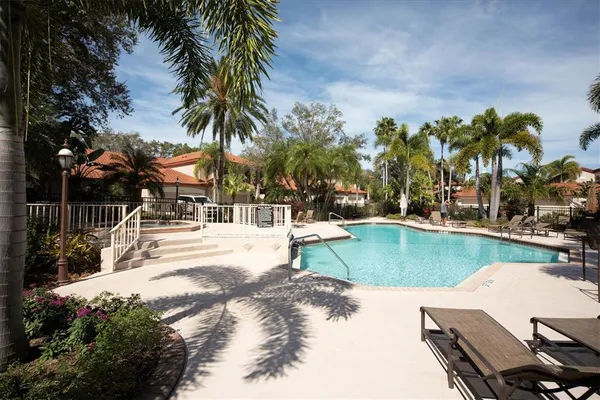 a view of a backyard