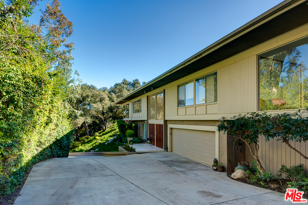 1490 El Mirador Drive Pasadena, CA 91103 - Photo 2 of 52 a house view with a garden space