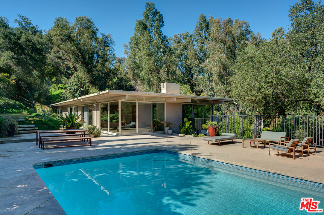 1490 El Mirador Drive Pasadena, CA 91103 - Photo 34 of 52 a garden view with a sitting space