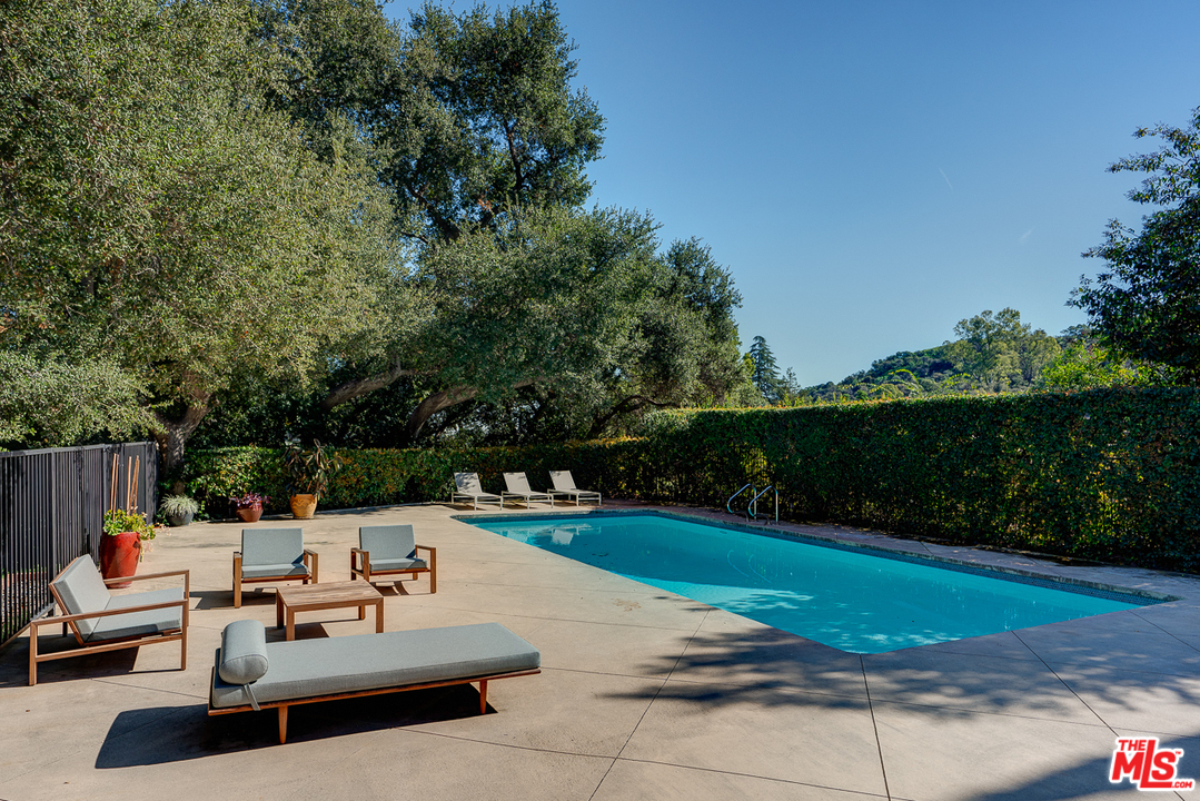 1490 El Mirador Drive Pasadena, CA 91103 - Photo 36 of 52 a view of backyard with seating area and green space