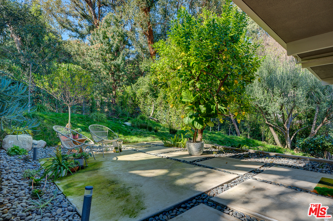 1490 El Mirador Drive Pasadena, CA 91103 - Photo 42 of 52 a view of a park with large trees