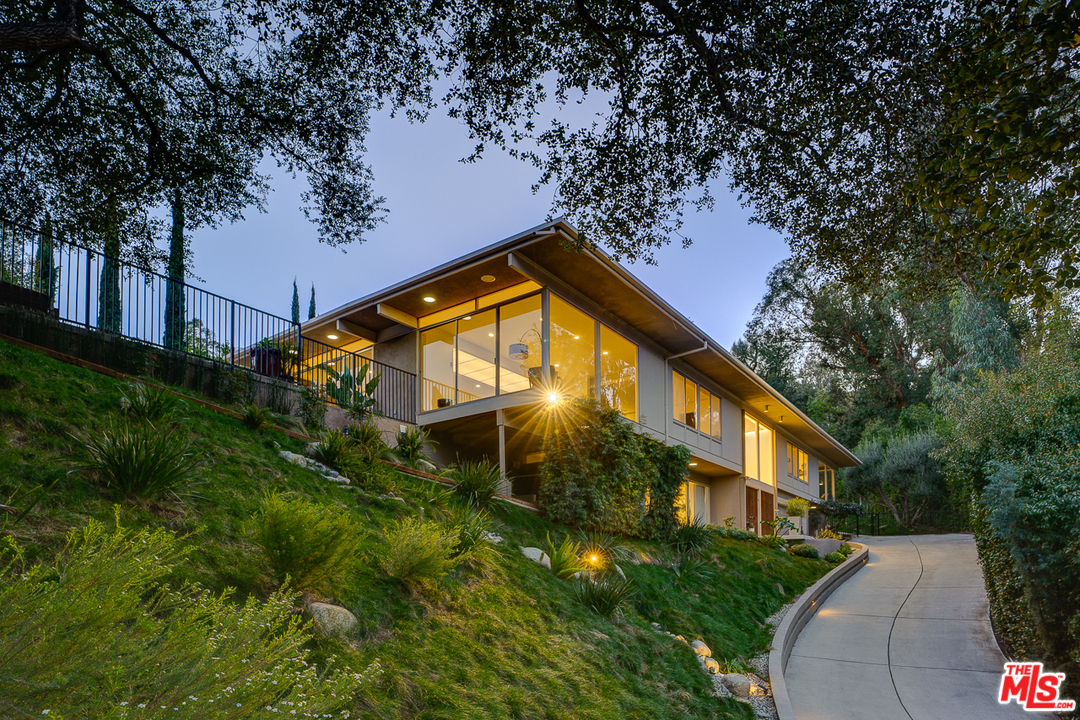 1490 El Mirador Drive Pasadena, CA 91103 - Photo 51 of 52 a backyard of a house with lots of green space