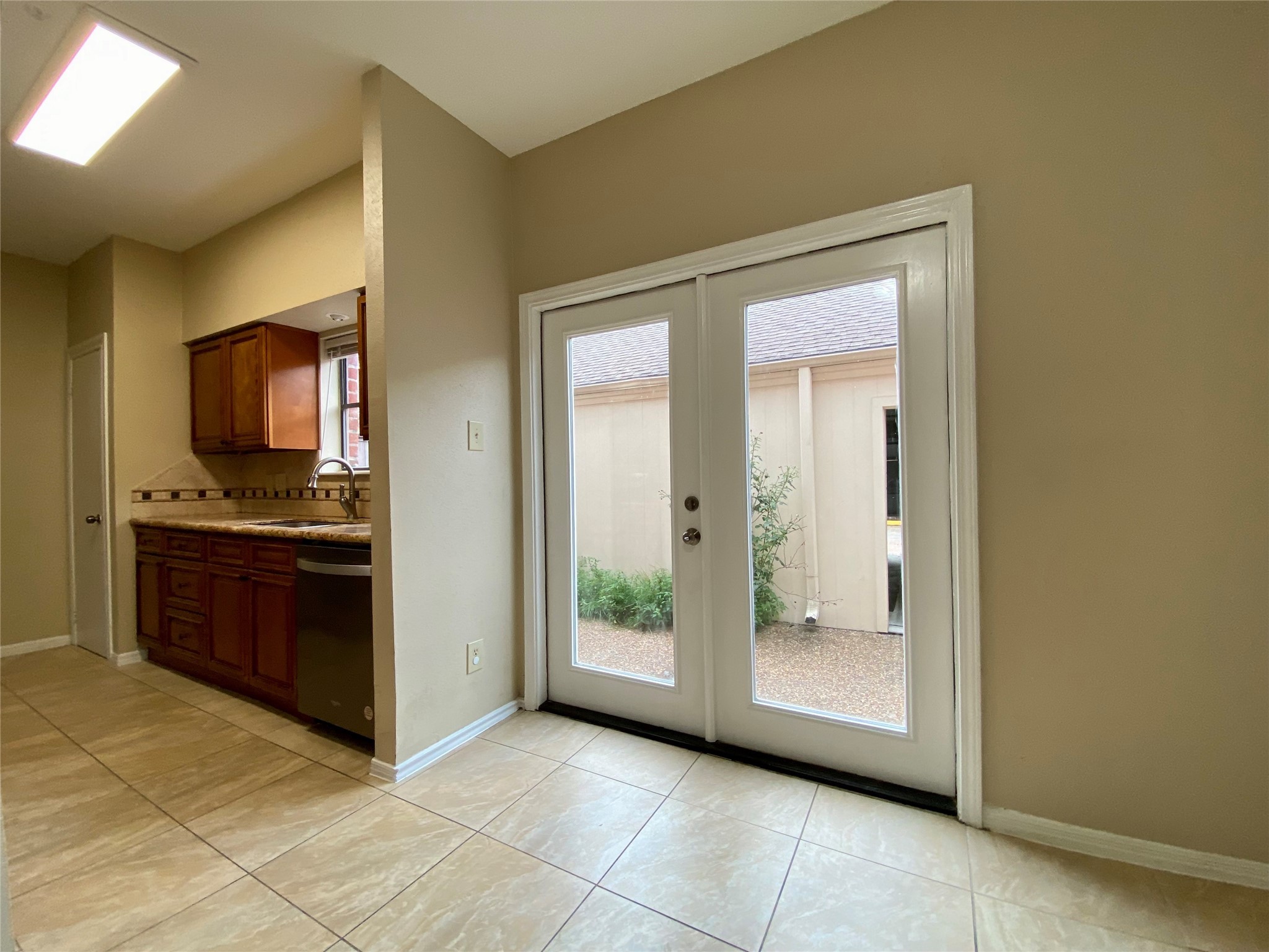752 Augusta Drive Houston, TX 77057 - Photo 3 of 39 a view of kitchen with windows and refrigerator