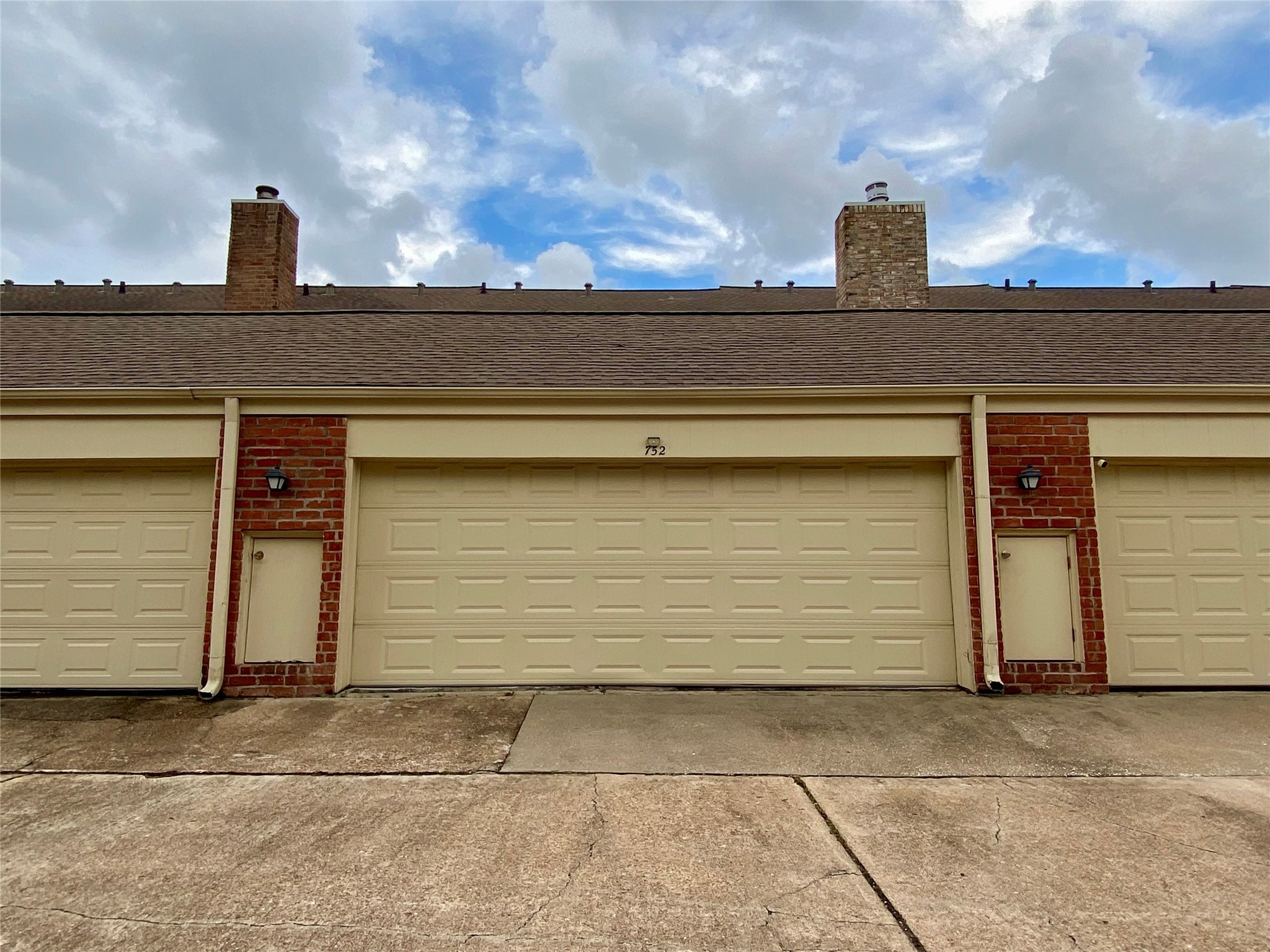 752 Augusta Drive Houston, TX 77057 - Photo 4 of 39 a front view of a house with garage
